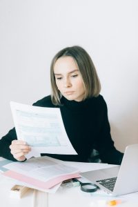 Hvornår kan du nøjes med en gennemgang i stedet for fuld revision?